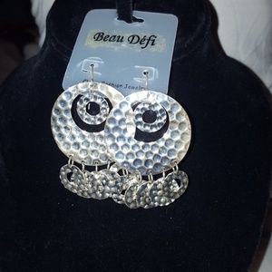 Hammering dangling round  earrings